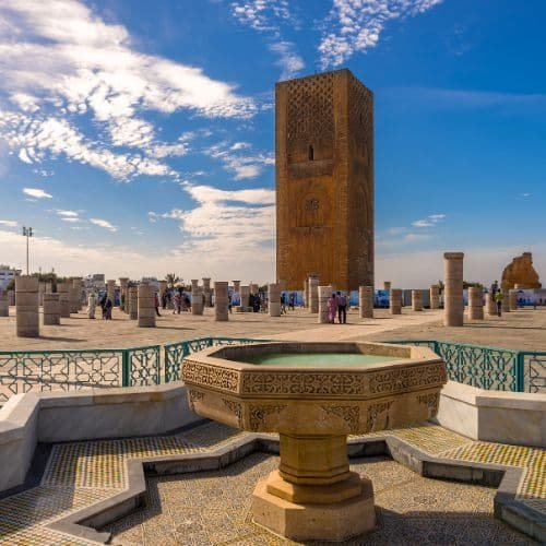 Espace de coworking moderne à Rabat avec bureaux partagés et vue sur la ville